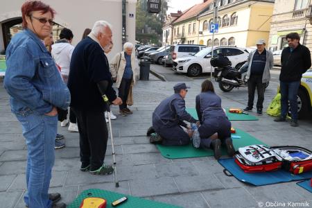 Predstavitev postopkov oživljanja in uporabe defibrilatorja na Glavnem trgu v Kamniku (1)